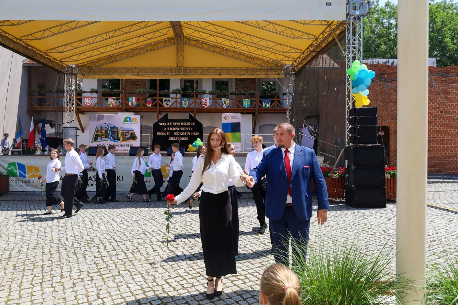 Zdjęcie w galerii na portalu naszraciborz.pl: Wojewódzkie zakończenie roku szkolnego na Zamku Piastowskim w Raciborzu wiadomości z regionu