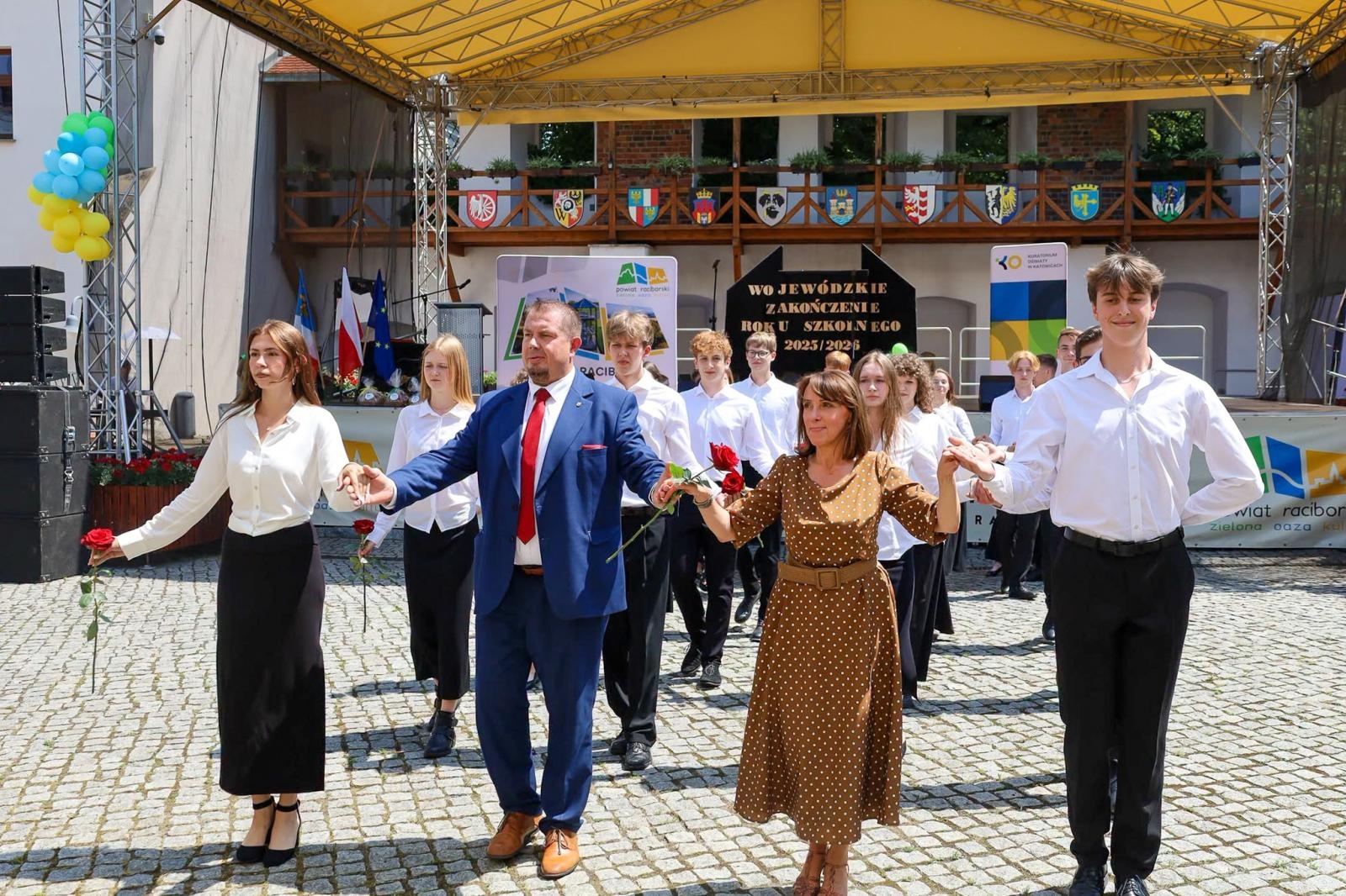 Zdjęcie w galerii na portalu naszraciborz.pl: Wojewódzkie zakończenie roku szkolnego na Zamku Piastowskim w Raciborzu wiadomości z regionu