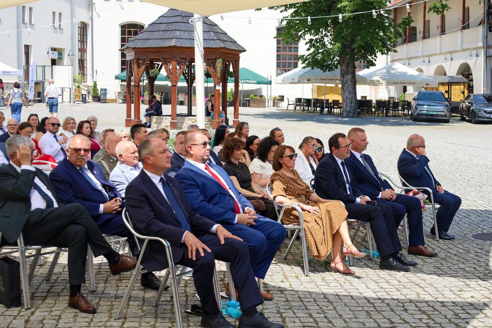 Zdjęcie w galerii na portalu naszraciborz.pl: Wojewódzkie zakończenie roku szkolnego na Zamku Piastowskim w Raciborzu wiadomości z regionu