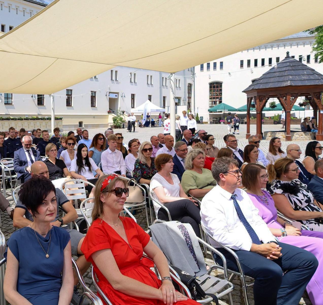 Zdjęcie w galerii na portalu naszraciborz.pl: Wojewódzkie zakończenie roku szkolnego na Zamku Piastowskim w Raciborzu wiadomości z regionu