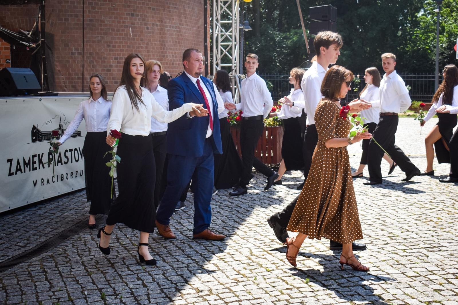 Zdjęcie w galerii na portalu naszraciborz.pl: Wojewódzkie zakończenie roku szkolnego na Zamku Piastowskim w Raciborzu wiadomości z regionu