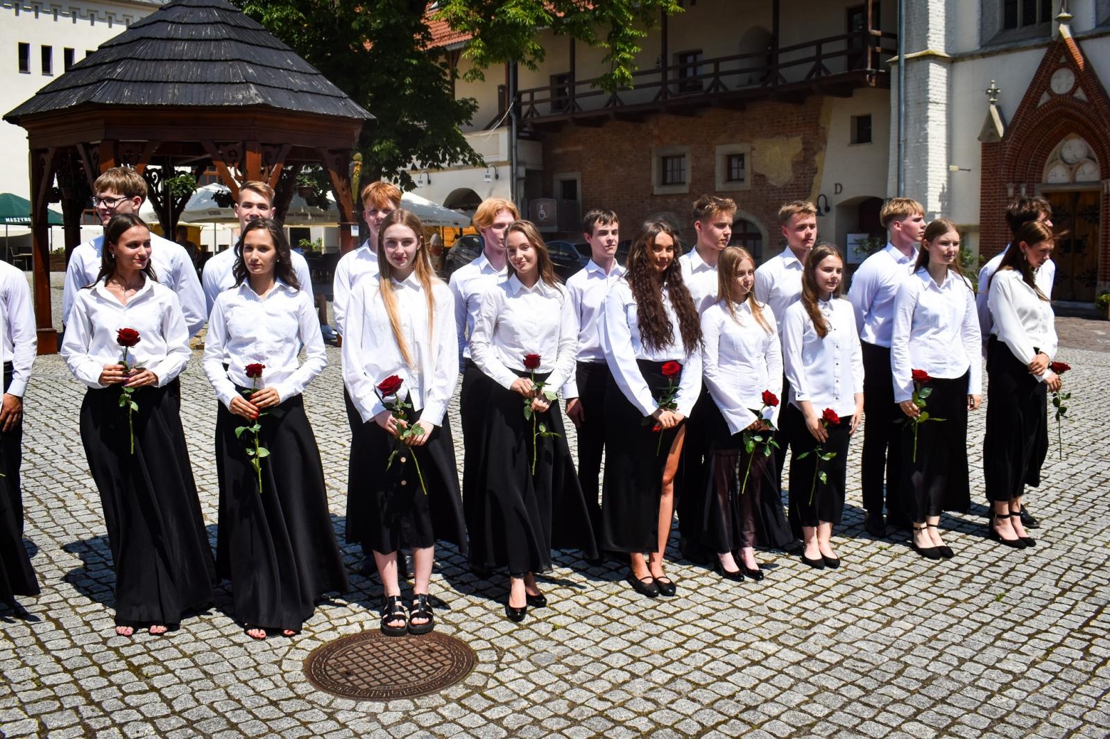 Zdjęcie w galerii na portalu naszraciborz.pl: Wojewódzkie zakończenie roku szkolnego na Zamku Piastowskim w Raciborzu wiadomości z regionu