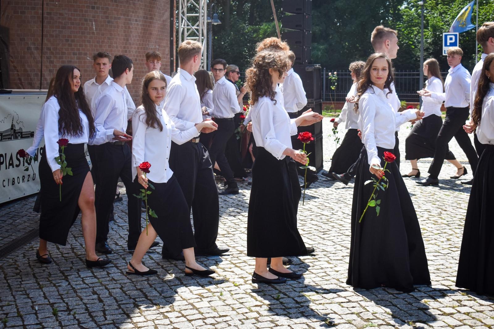 Zdjęcie w galerii na portalu naszraciborz.pl: Wojewódzkie zakończenie roku szkolnego na Zamku Piastowskim w Raciborzu wiadomości z regionu
