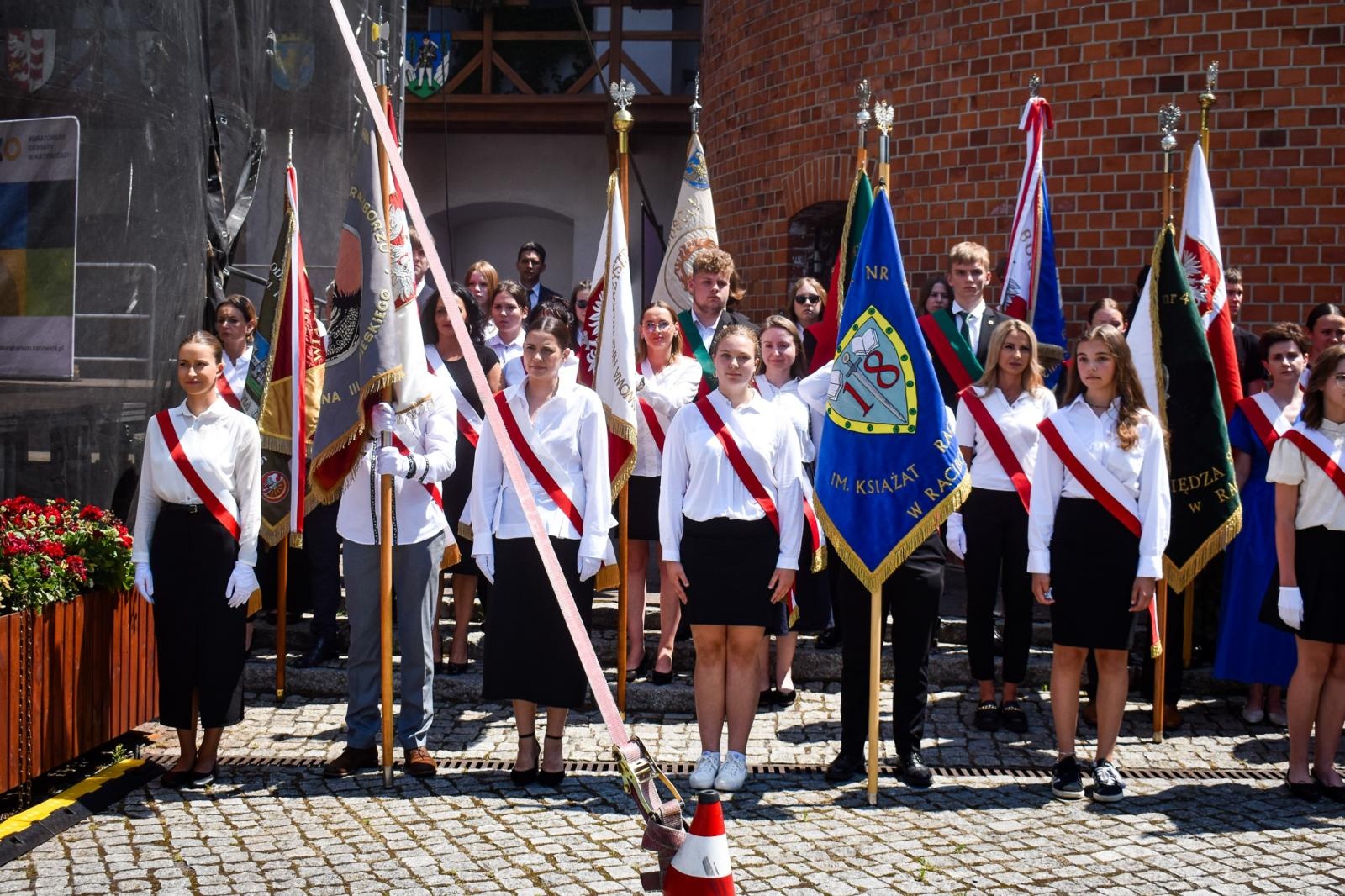 Zdjęcie w galerii na portalu naszraciborz.pl: Wojewódzkie zakończenie roku szkolnego na Zamku Piastowskim w Raciborzu wiadomości z regionu