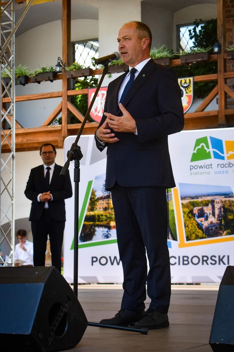 Zdjęcie w galerii na portalu naszraciborz.pl: Wojewódzkie zakończenie roku szkolnego na Zamku Piastowskim w Raciborzu wiadomości z regionu