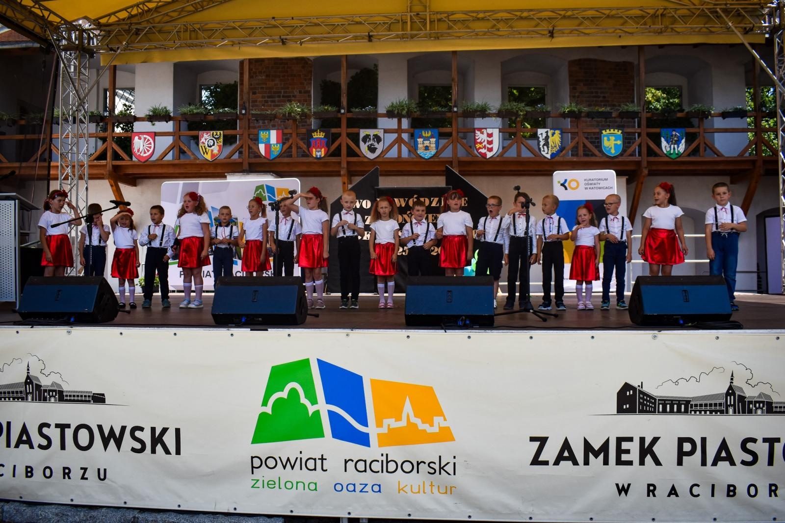Zdjęcie w galerii na portalu naszraciborz.pl: Wojewódzkie zakończenie roku szkolnego na Zamku Piastowskim w Raciborzu wiadomości z regionu