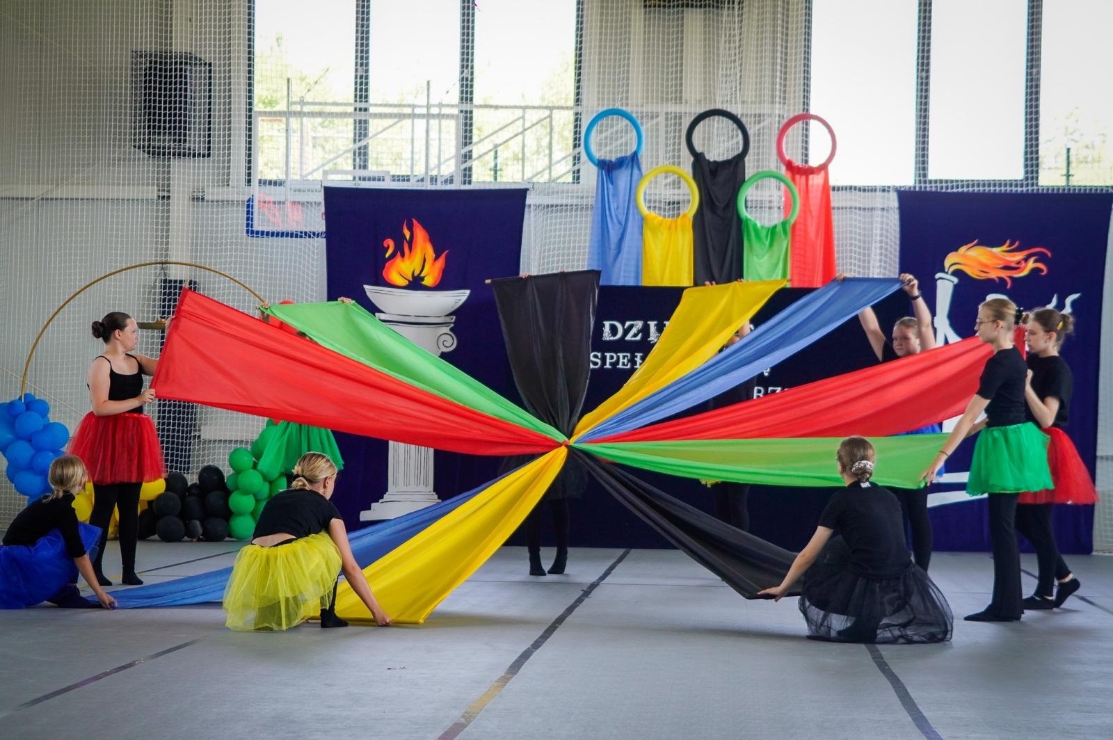 Zdjęcie w galerii na portalu naszraciborz.pl: Gala mistrzów nauki i miejskie zakończenie roku szkolnego w Raciborzu: uroczyste uhonorowanie laureatów, finalistów oraz ich pedagogów wiadomości z regionu