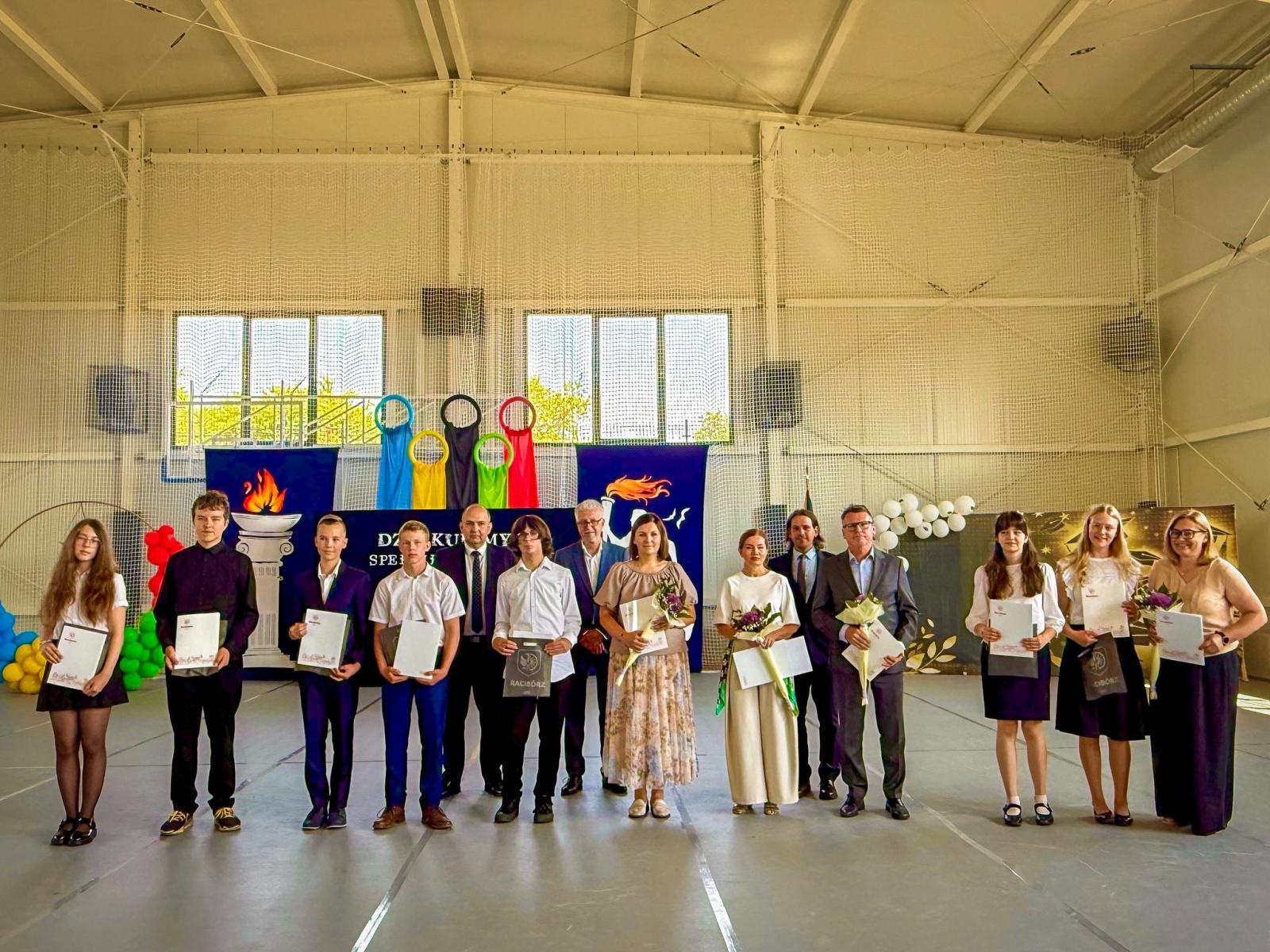 Zdjęcie w galerii na portalu naszraciborz.pl: Gala mistrzów nauki i miejskie zakończenie roku szkolnego w Raciborzu: uroczyste uhonorowanie laureatów, finalistów oraz ich pedagogów wiadomości z regionu