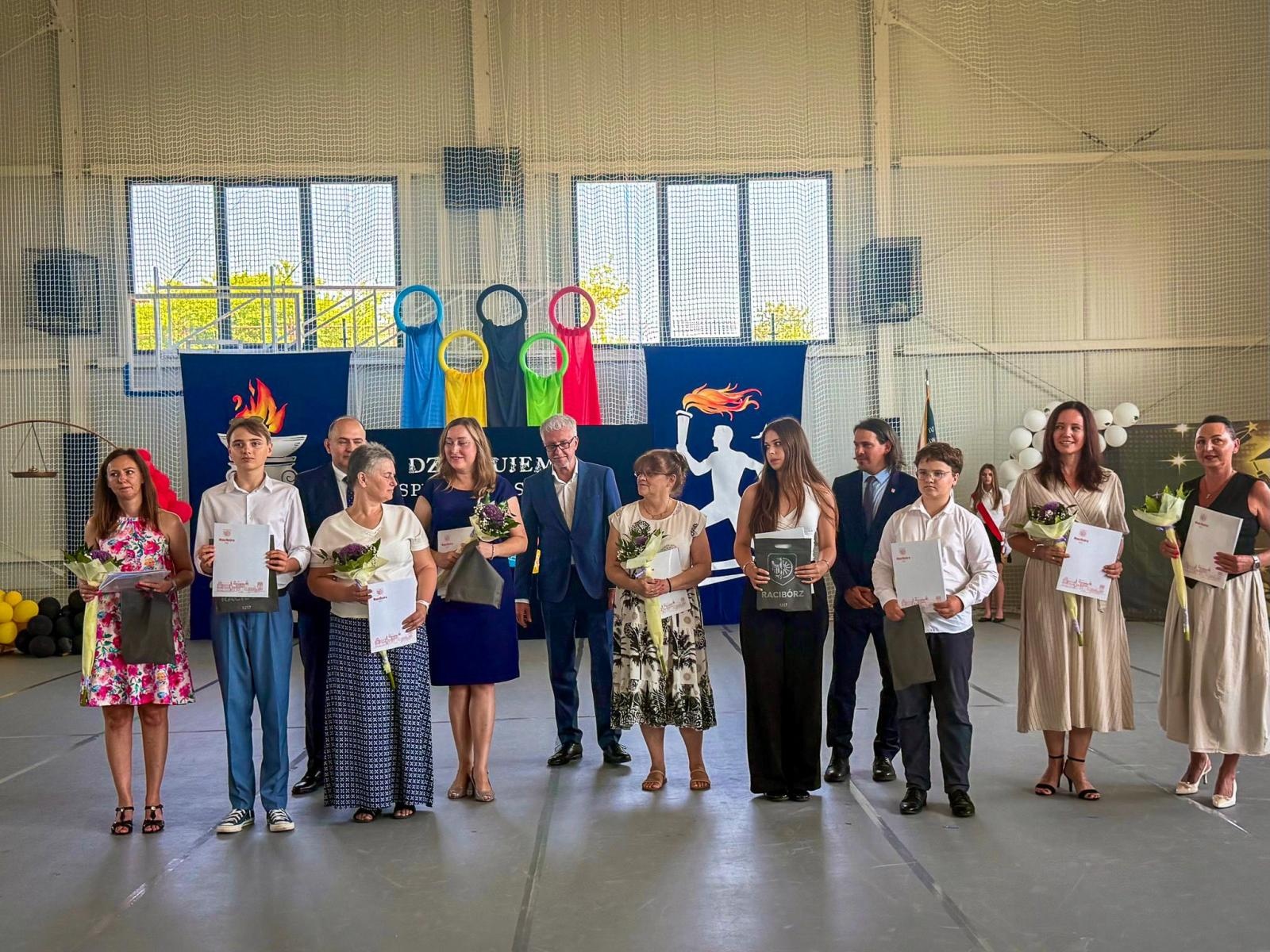 Zdjęcie w galerii na portalu naszraciborz.pl: Gala mistrzów nauki i miejskie zakończenie roku szkolnego w Raciborzu: uroczyste uhonorowanie laureatów, finalistów oraz ich pedagogów wiadomości z regionu
