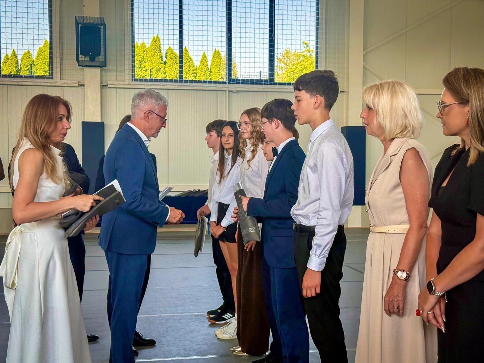 Zdjęcie w galerii na portalu naszraciborz.pl: Gala mistrzów nauki i miejskie zakończenie roku szkolnego w Raciborzu: uroczyste uhonorowanie laureatów, finalistów oraz ich pedagogów wiadomości z regionu