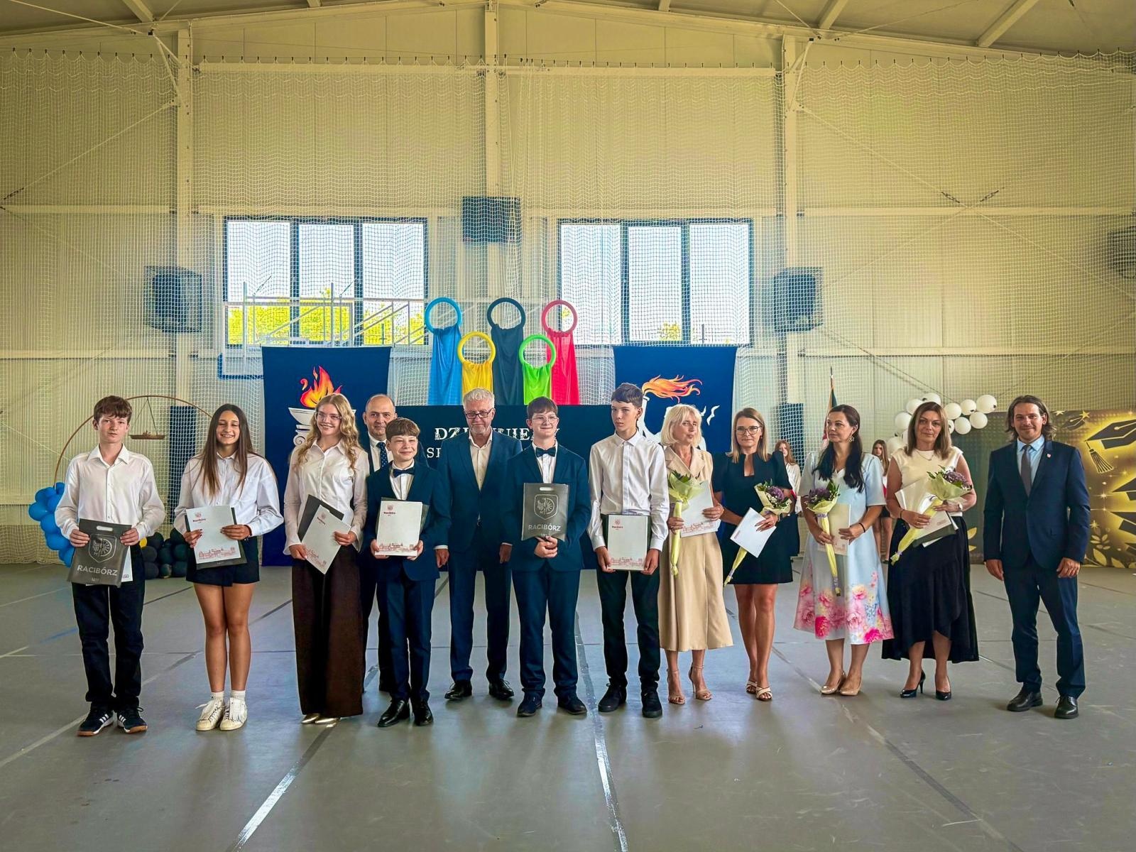 Zdjęcie w galerii na portalu naszraciborz.pl: Gala mistrzów nauki i miejskie zakończenie roku szkolnego w Raciborzu: uroczyste uhonorowanie laureatów, finalistów oraz ich pedagogów wiadomości z regionu