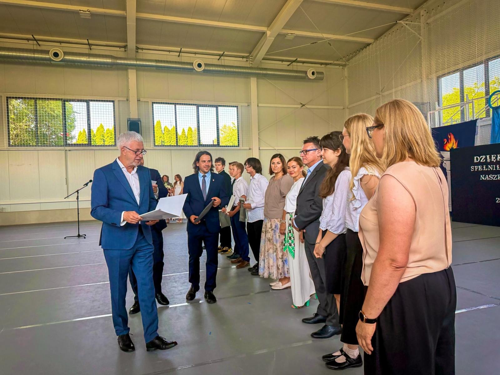 Zdjęcie w galerii na portalu naszraciborz.pl: Gala mistrzów nauki i miejskie zakończenie roku szkolnego w Raciborzu: uroczyste uhonorowanie laureatów, finalistów oraz ich pedagogów wiadomości z regionu