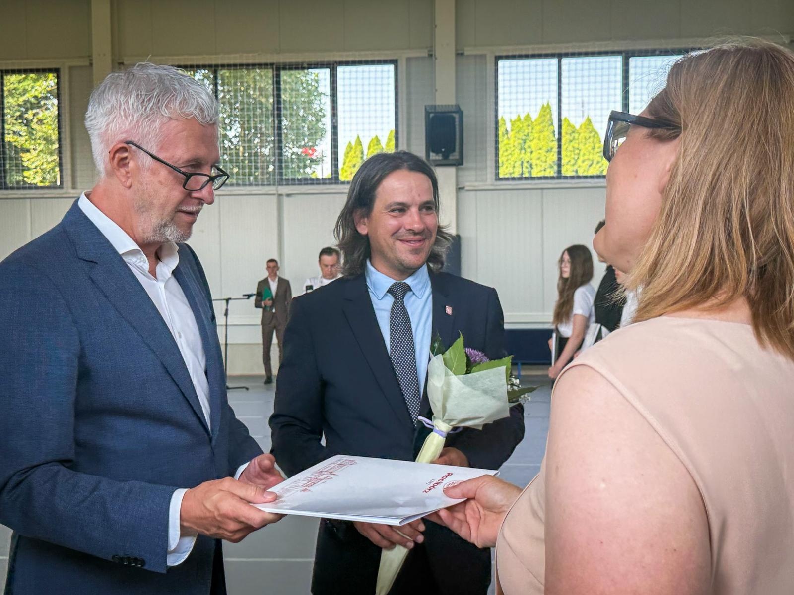 Zdjęcie w galerii na portalu naszraciborz.pl: Gala mistrzów nauki i miejskie zakończenie roku szkolnego w Raciborzu: uroczyste uhonorowanie laureatów, finalistów oraz ich pedagogów wiadomości z regionu