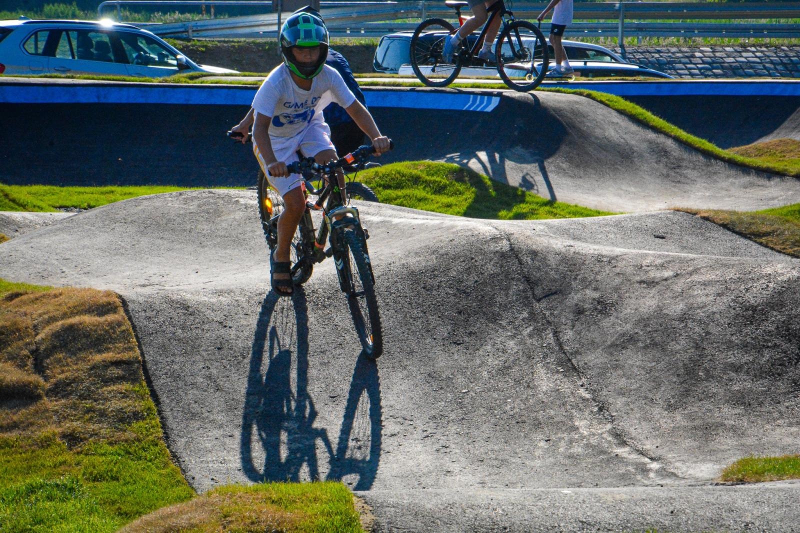 Zdjęcie w galerii na portalu naszraciborz.pl: Ride the Flow! Oficjalnie otwarto nowy pumptrack w Kornicach [FOTO i WIDEO] wiadomości z regionu
