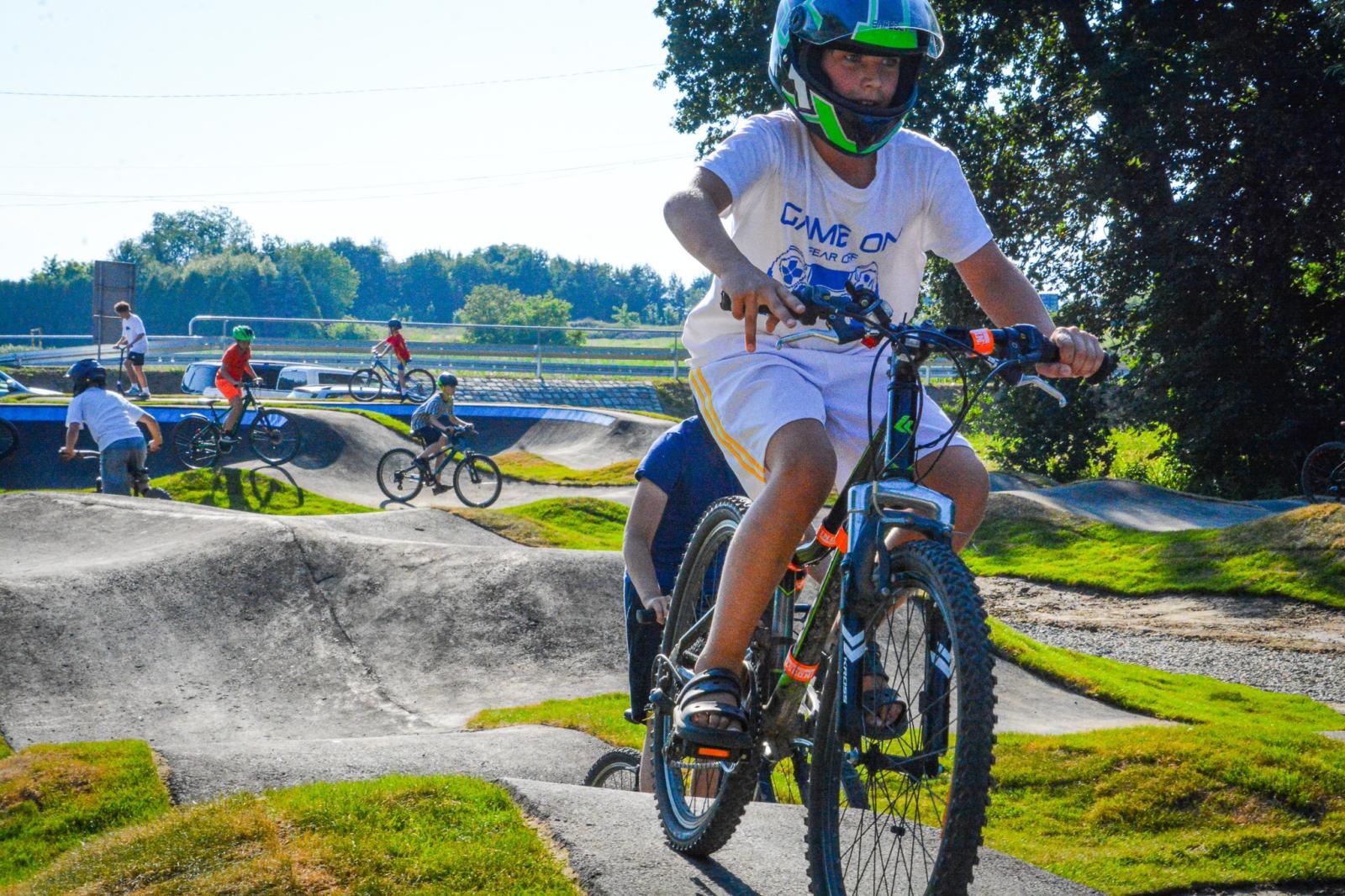 Zdjęcie w galerii na portalu naszraciborz.pl: Ride the Flow! Oficjalnie otwarto nowy pumptrack w Kornicach [FOTO i WIDEO] wiadomości z regionu