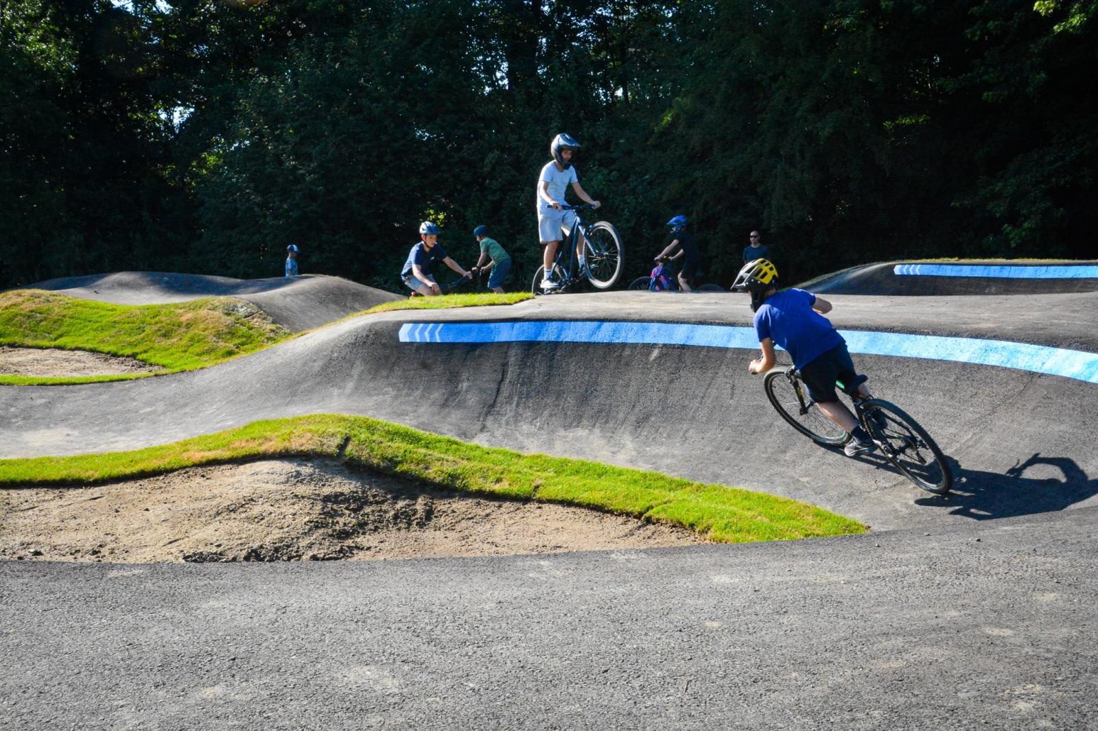 Zdjęcie w galerii na portalu naszraciborz.pl: Ride the Flow! Oficjalnie otwarto nowy pumptrack w Kornicach [FOTO i WIDEO] wiadomości z regionu