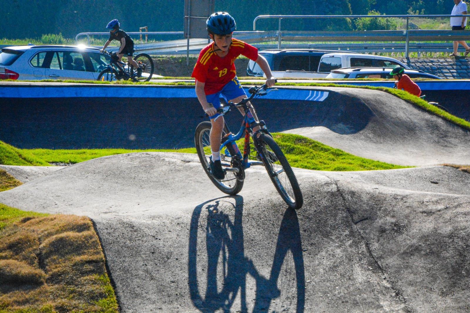 Zdjęcie w galerii na portalu naszraciborz.pl: Ride the Flow! Oficjalnie otwarto nowy pumptrack w Kornicach [FOTO i WIDEO] wiadomości z regionu