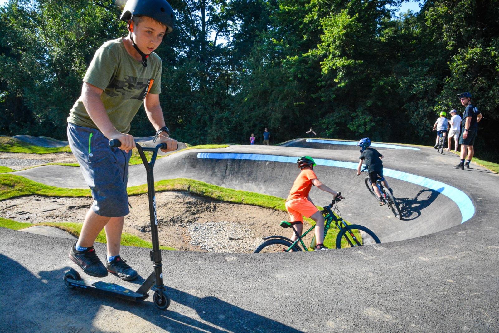 Zdjęcie w galerii na portalu naszraciborz.pl: Ride the Flow! Oficjalnie otwarto nowy pumptrack w Kornicach [FOTO i WIDEO] wiadomości z regionu