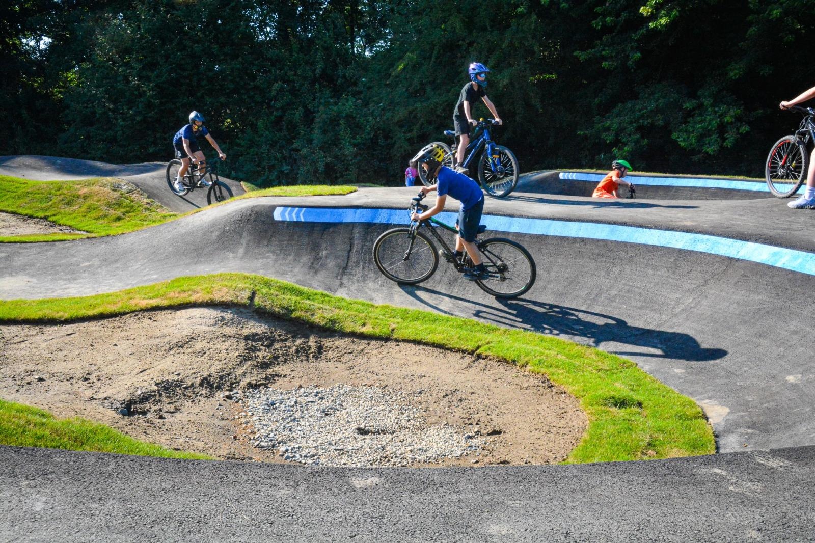 Zdjęcie w galerii na portalu naszraciborz.pl: Ride the Flow! Oficjalnie otwarto nowy pumptrack w Kornicach [FOTO i WIDEO] wiadomości z regionu