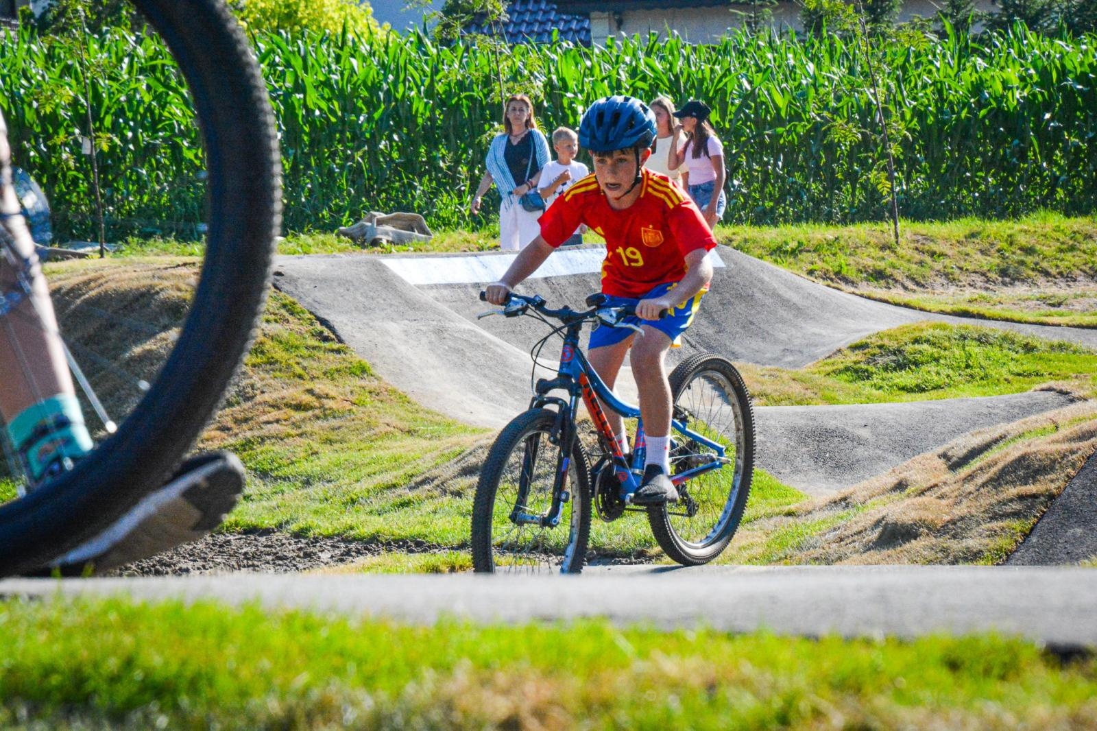 Zdjęcie w galerii na portalu naszraciborz.pl: Ride the Flow! Oficjalnie otwarto nowy pumptrack w Kornicach [FOTO i WIDEO] wiadomości z regionu