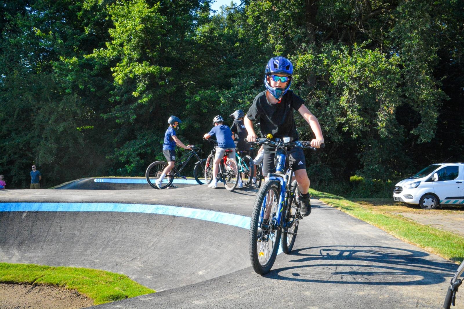 Zdjęcie w galerii na portalu naszraciborz.pl: Ride the Flow! Oficjalnie otwarto nowy pumptrack w Kornicach [FOTO i WIDEO] wiadomości z regionu