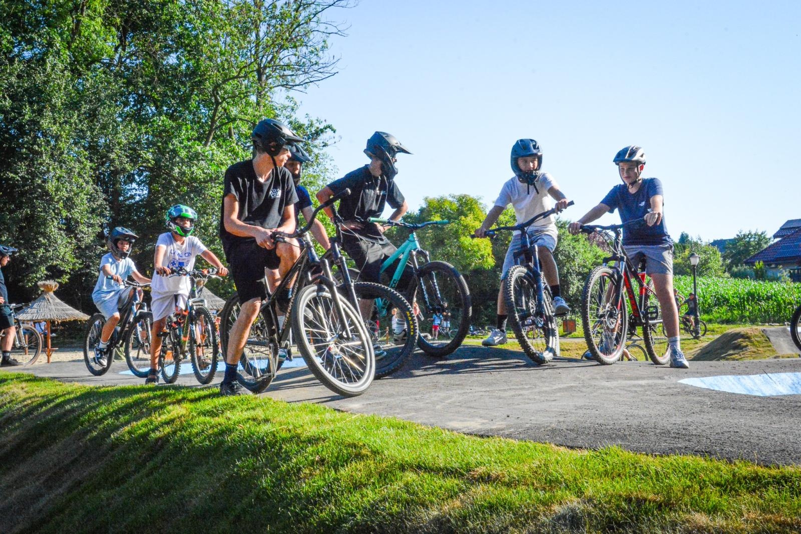 Zdjęcie w galerii na portalu naszraciborz.pl: Ride the Flow! Oficjalnie otwarto nowy pumptrack w Kornicach [FOTO i WIDEO] wiadomości z regionu