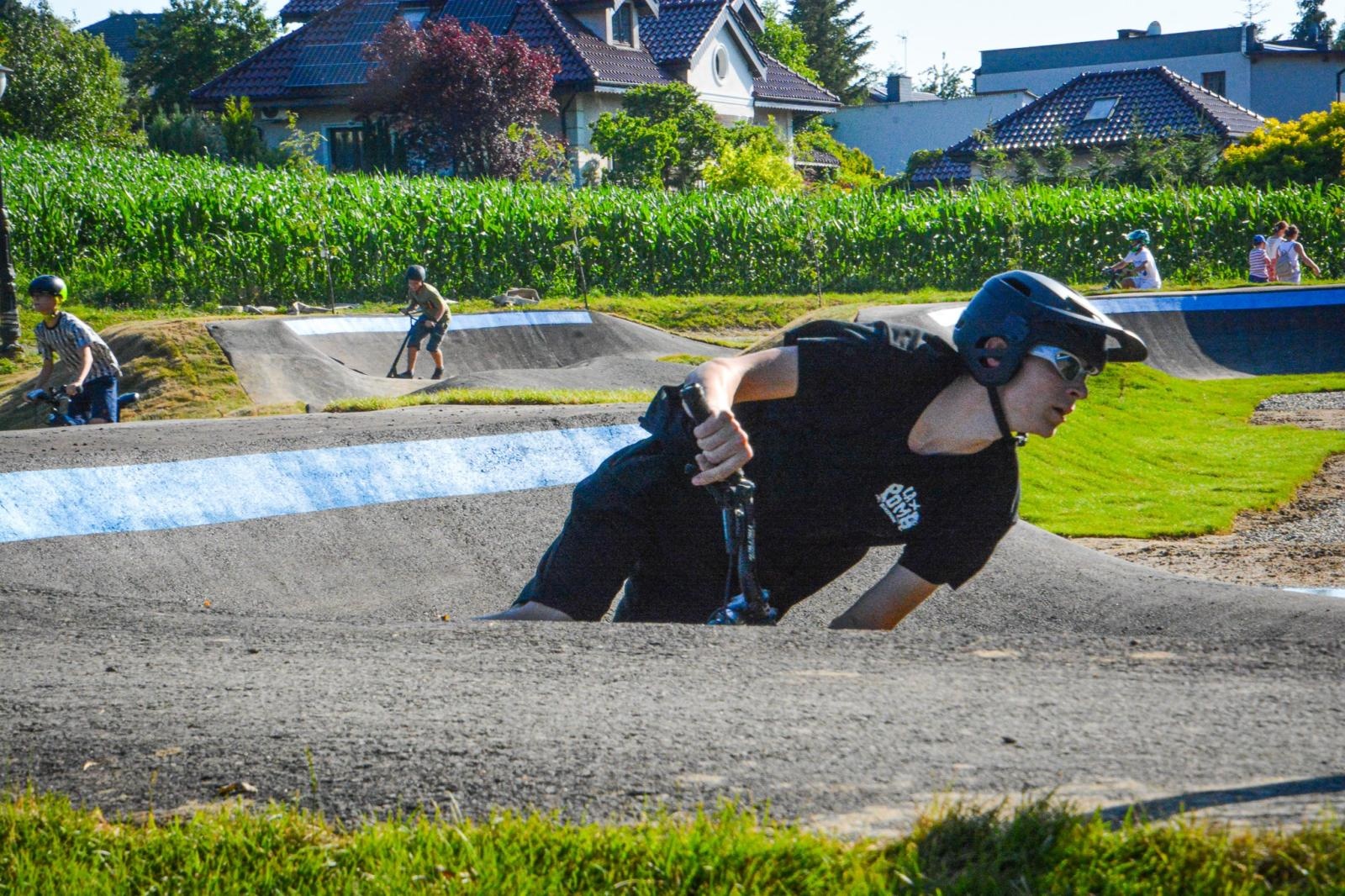 Zdjęcie w galerii na portalu naszraciborz.pl: Ride the Flow! Oficjalnie otwarto nowy pumptrack w Kornicach [FOTO i WIDEO] wiadomości z regionu