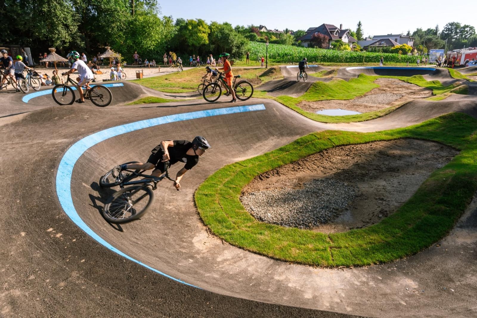 Zdjęcie w galerii na portalu naszraciborz.pl: Ride the Flow! Oficjalnie otwarto nowy pumptrack w Kornicach [FOTO i WIDEO] wiadomości z regionu