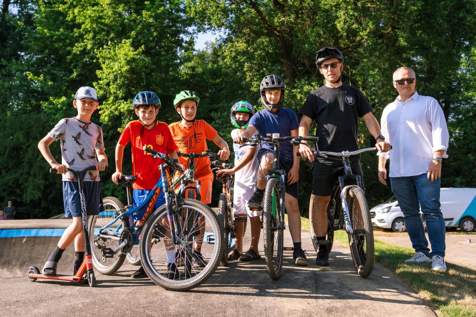 Zdjęcie w galerii na portalu naszraciborz.pl: Ride the Flow! Oficjalnie otwarto nowy pumptrack w Kornicach [FOTO i WIDEO] wiadomości z regionu