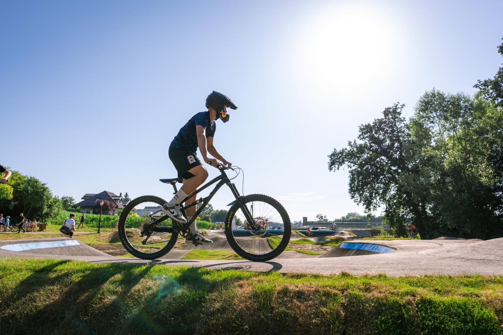 Zdjęcie w galerii na portalu naszraciborz.pl: Ride the Flow! Oficjalnie otwarto nowy pumptrack w Kornicach [FOTO i WIDEO] wiadomości z regionu