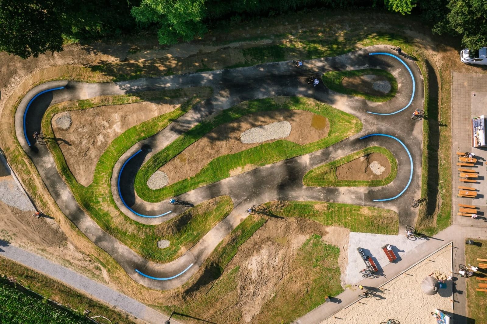 Zdjęcie w galerii na portalu naszraciborz.pl: Ride the Flow! Oficjalnie otwarto nowy pumptrack w Kornicach [FOTO i WIDEO] wiadomości z regionu