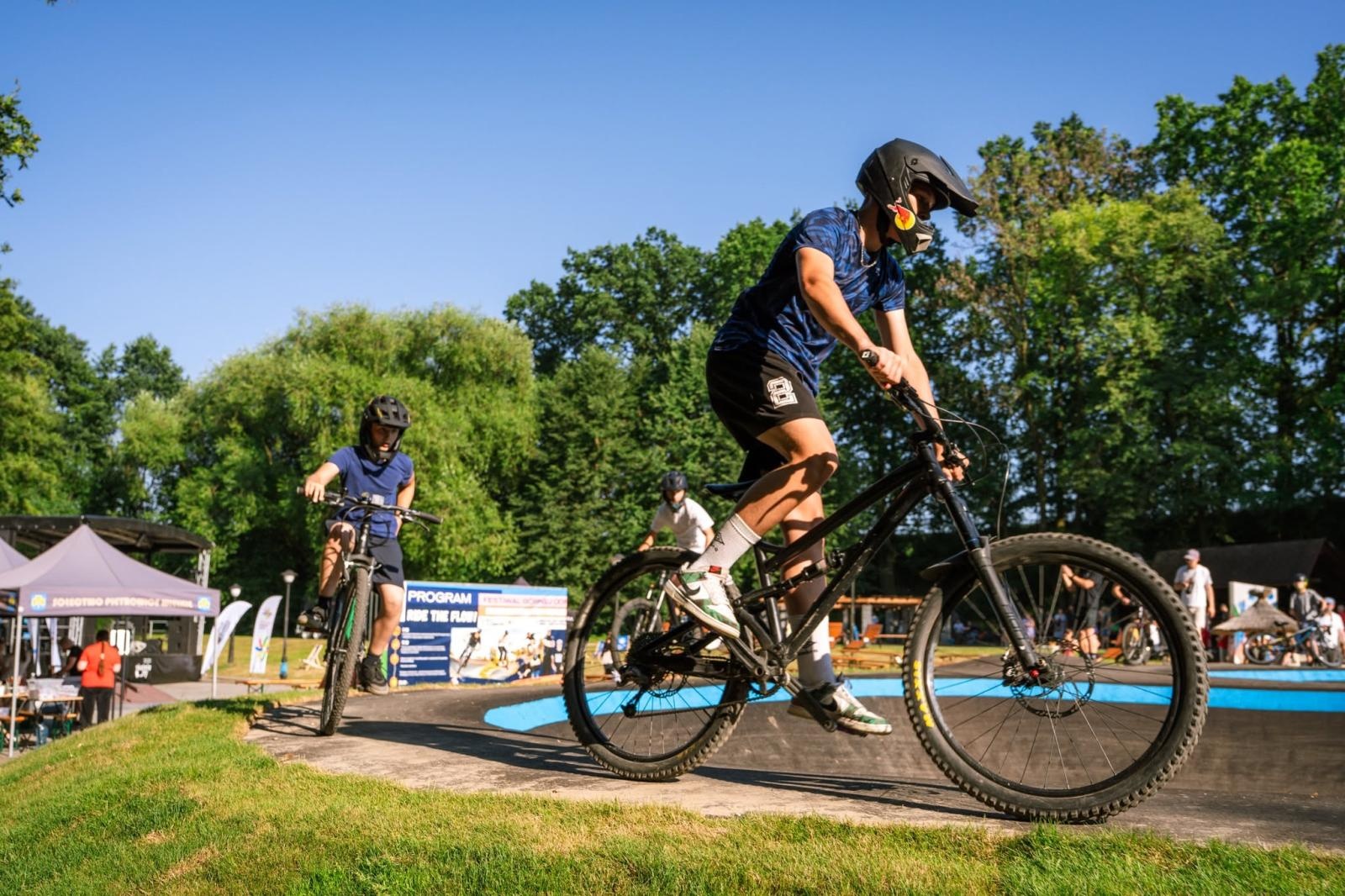 Zdjęcie w galerii na portalu naszraciborz.pl: Ride the Flow! Oficjalnie otwarto nowy pumptrack w Kornicach [FOTO i WIDEO] wiadomości z regionu