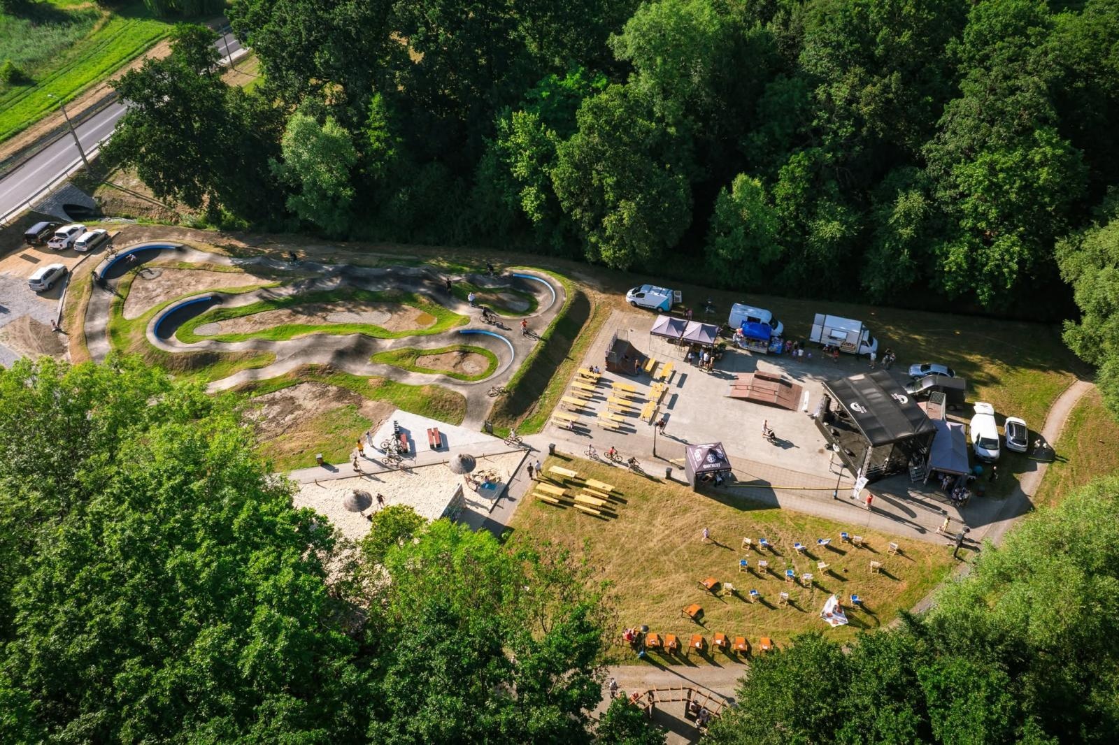Zdjęcie w galerii na portalu naszraciborz.pl: Ride the Flow! Oficjalnie otwarto nowy pumptrack w Kornicach [FOTO i WIDEO] wiadomości z regionu