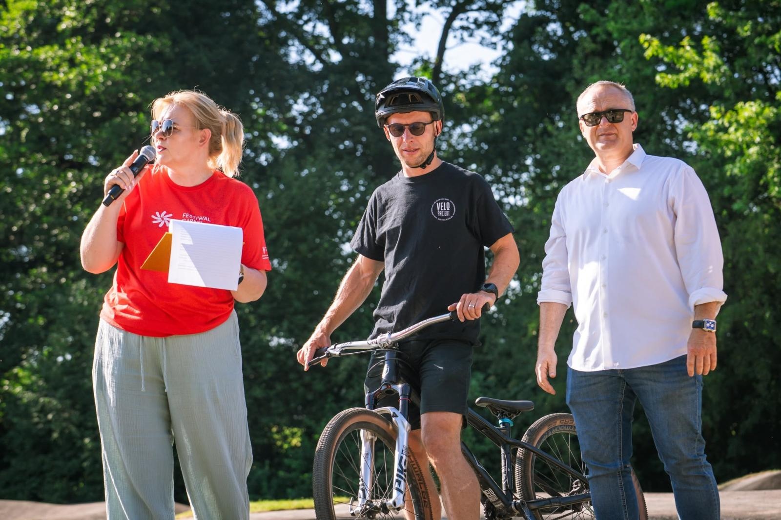 Zdjęcie w galerii na portalu naszraciborz.pl: Ride the Flow! Oficjalnie otwarto nowy pumptrack w Kornicach [FOTO i WIDEO] wiadomości z regionu