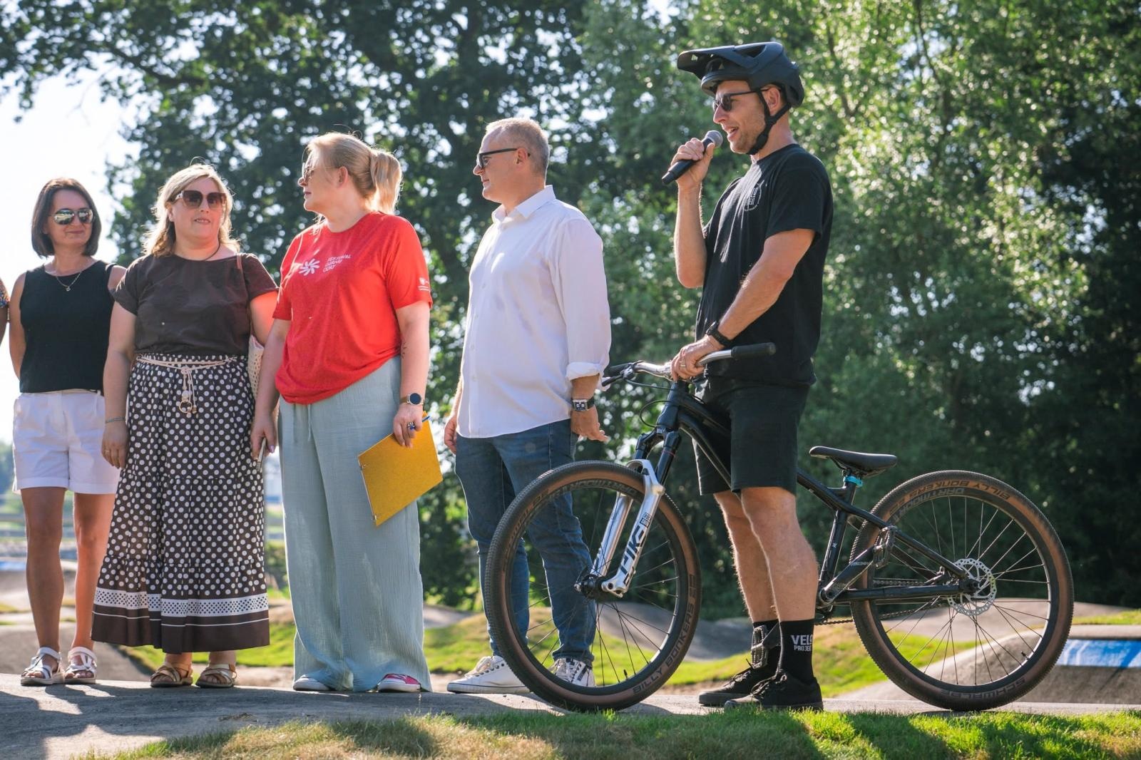 Zdjęcie w galerii na portalu naszraciborz.pl: Ride the Flow! Oficjalnie otwarto nowy pumptrack w Kornicach [FOTO i WIDEO] wiadomości z regionu