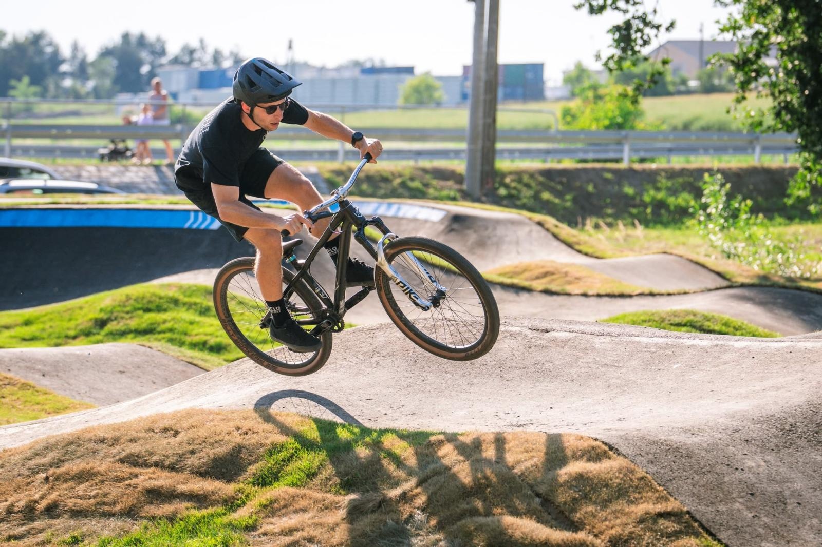 Zdjęcie w galerii na portalu naszraciborz.pl: Ride the Flow! Oficjalnie otwarto nowy pumptrack w Kornicach [FOTO i WIDEO] wiadomości z regionu