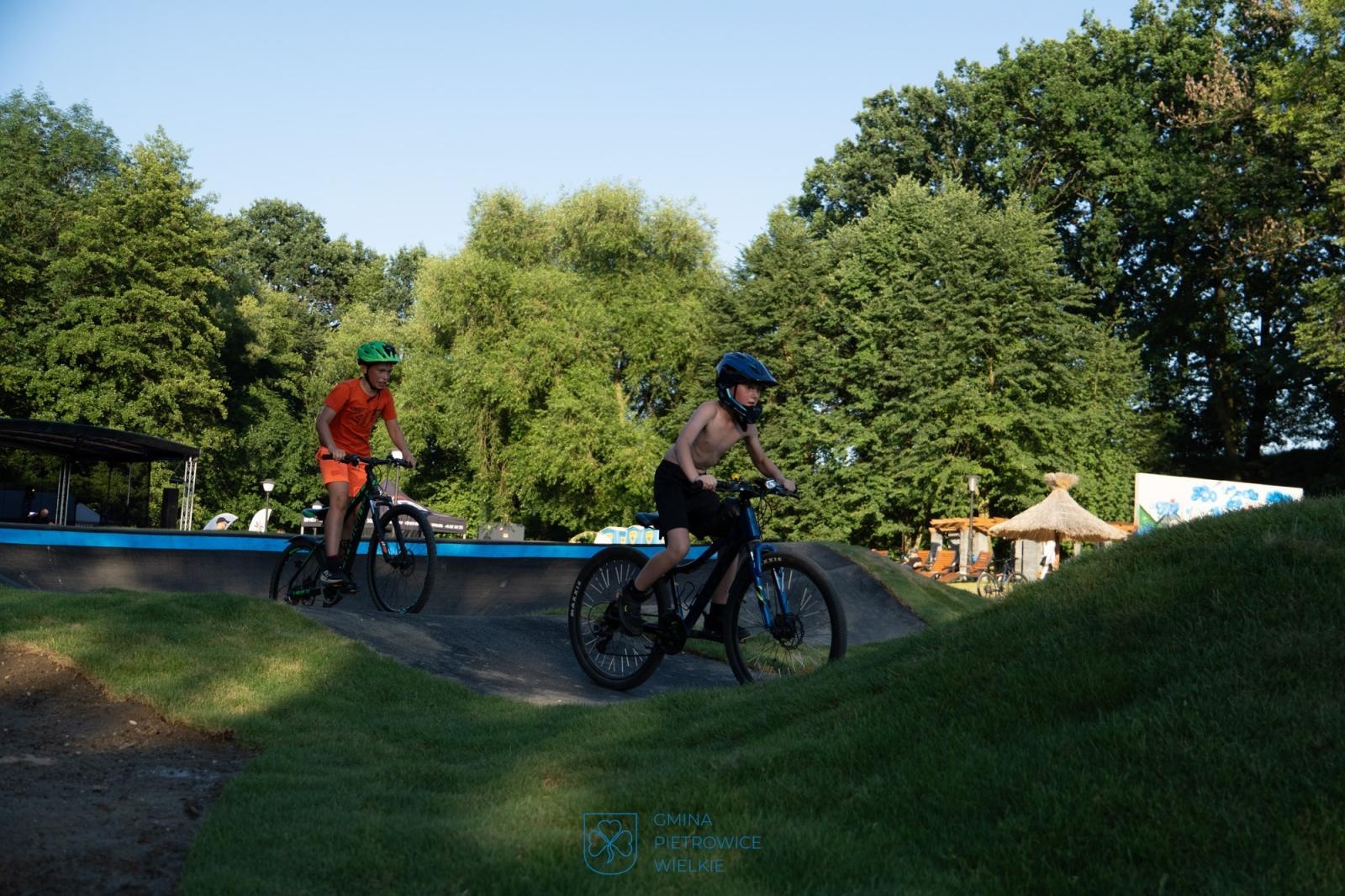 Zdjęcie w galerii na portalu naszraciborz.pl: Ride the Flow! Oficjalnie otwarto nowy pumptrack w Kornicach [FOTO i WIDEO] wiadomości z regionu