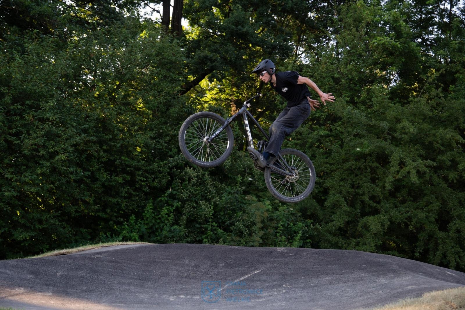 Zdjęcie w galerii na portalu naszraciborz.pl: Ride the Flow! Oficjalnie otwarto nowy pumptrack w Kornicach [FOTO i WIDEO] wiadomości z regionu