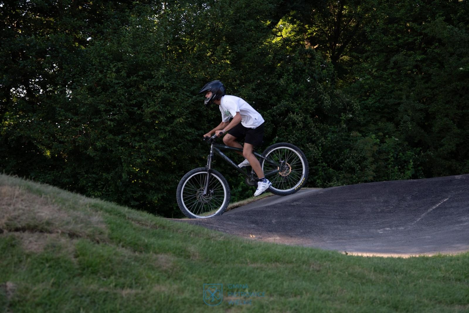 Zdjęcie w galerii na portalu naszraciborz.pl: Ride the Flow! Oficjalnie otwarto nowy pumptrack w Kornicach [FOTO i WIDEO] wiadomości z regionu