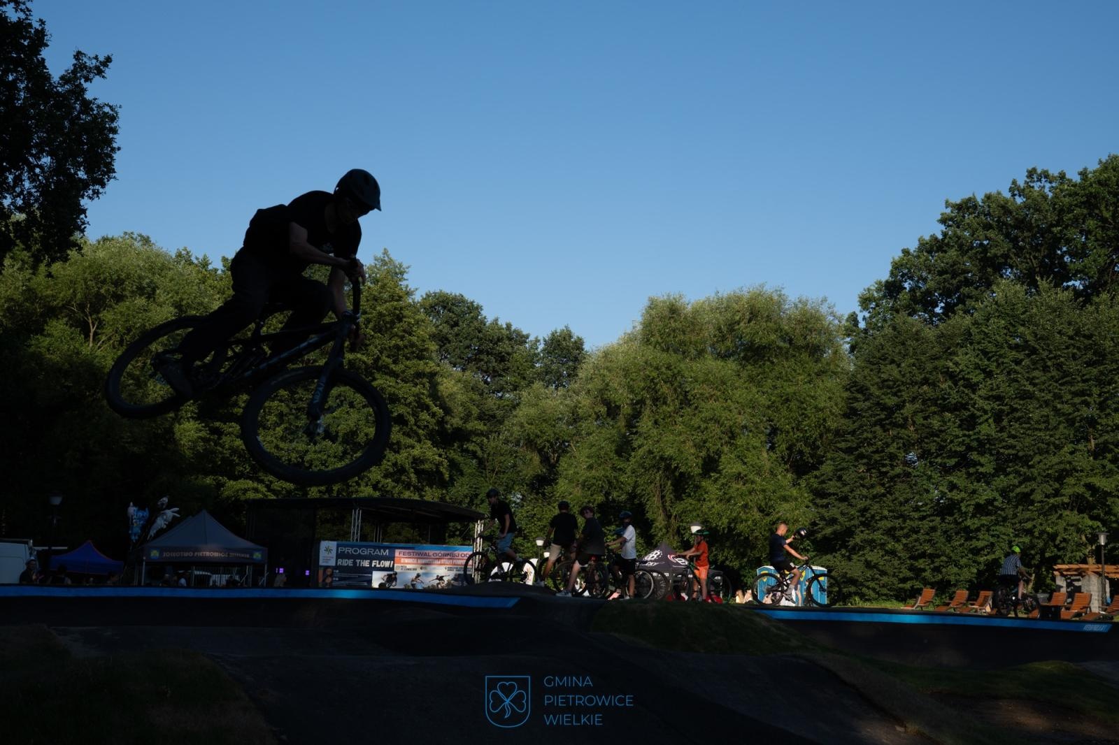 Zdjęcie w galerii na portalu naszraciborz.pl: Ride the Flow! Oficjalnie otwarto nowy pumptrack w Kornicach [FOTO i WIDEO] wiadomości z regionu