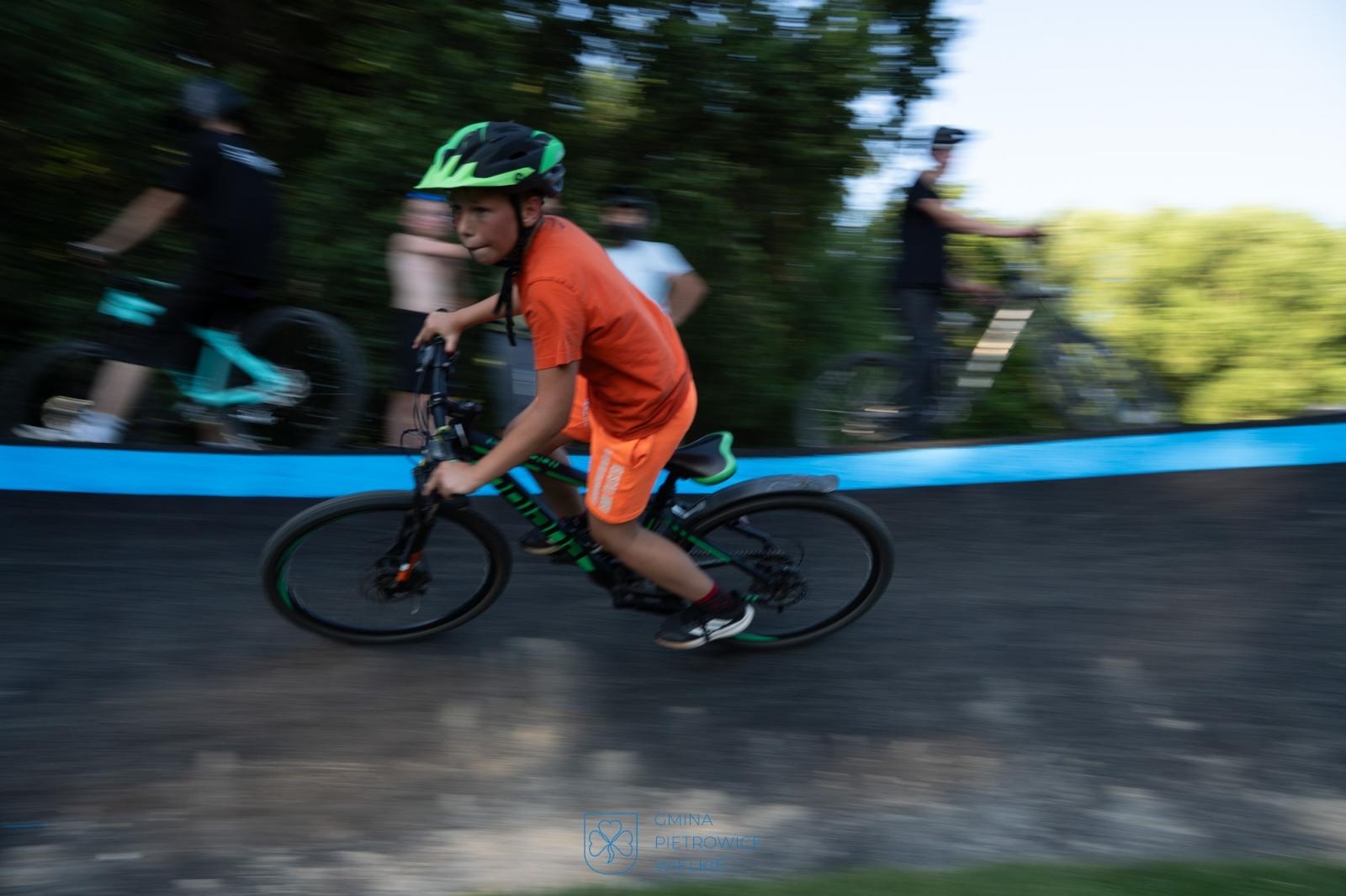 Zdjęcie w galerii na portalu naszraciborz.pl: Ride the Flow! Oficjalnie otwarto nowy pumptrack w Kornicach [FOTO i WIDEO] wiadomości z regionu