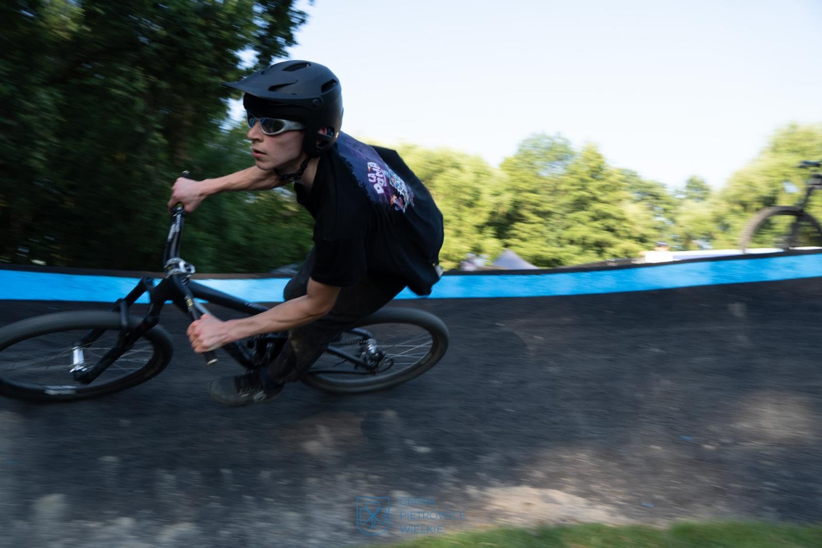 Zdjęcie w galerii na portalu naszraciborz.pl: Ride the Flow! Oficjalnie otwarto nowy pumptrack w Kornicach [FOTO i WIDEO] wiadomości z regionu