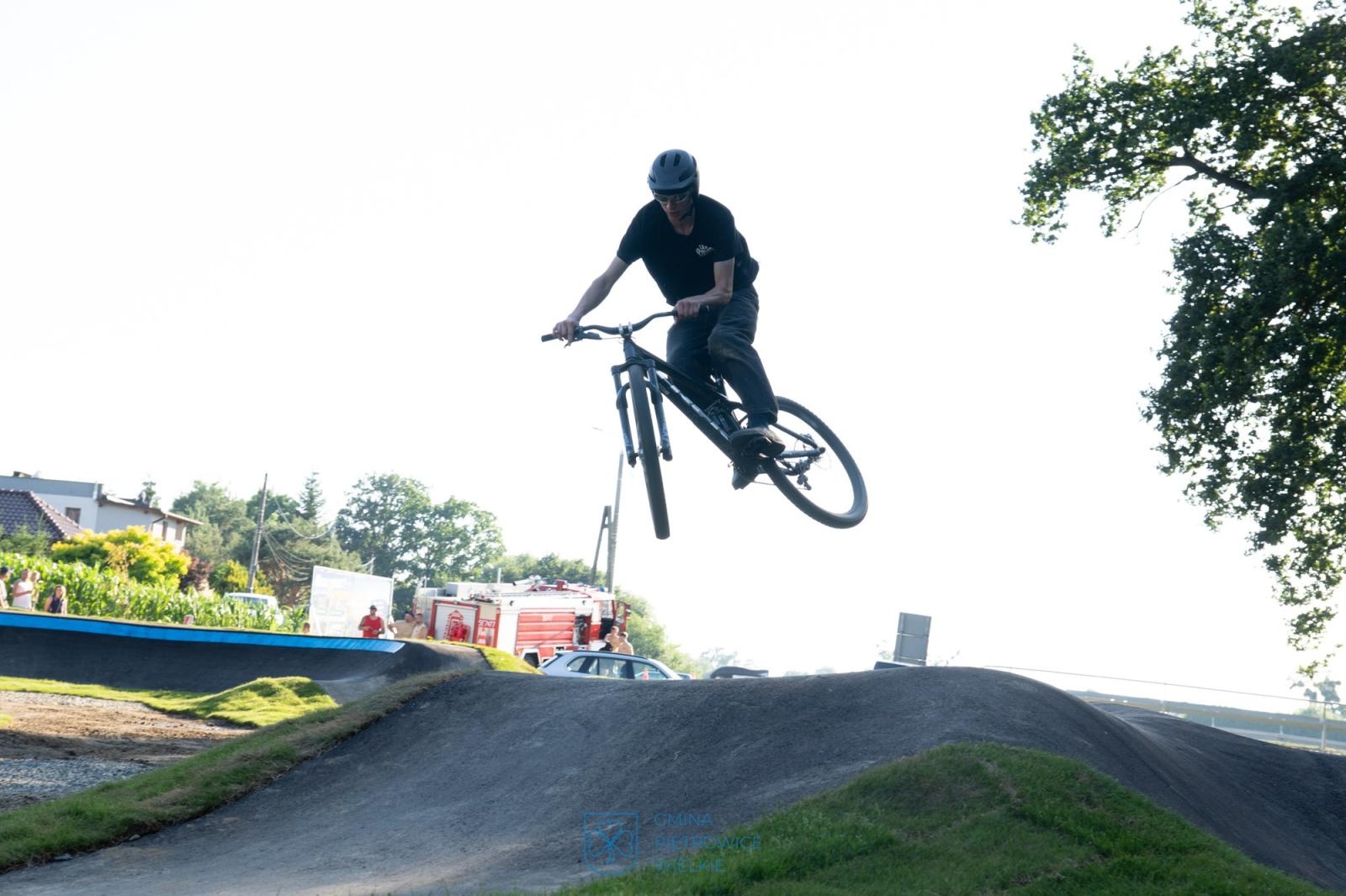 Zdjęcie w galerii na portalu naszraciborz.pl: Ride the Flow! Oficjalnie otwarto nowy pumptrack w Kornicach [FOTO i WIDEO] wiadomości z regionu