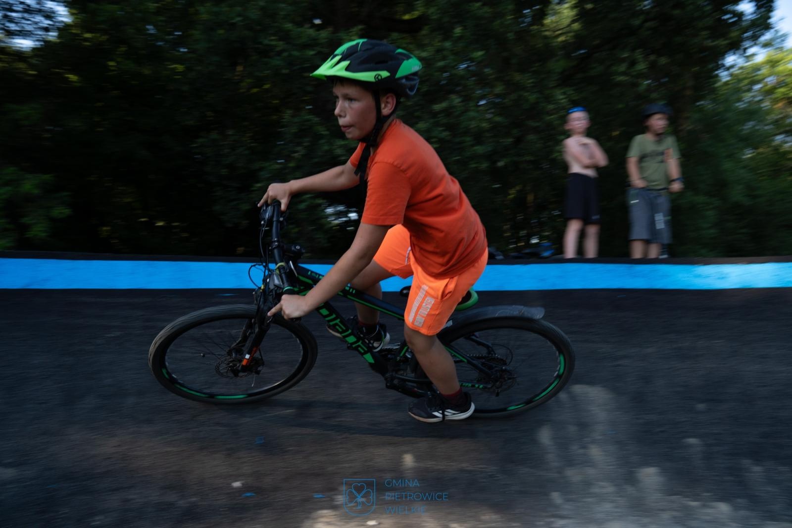 Zdjęcie w galerii na portalu naszraciborz.pl: Ride the Flow! Oficjalnie otwarto nowy pumptrack w Kornicach [FOTO i WIDEO] wiadomości z regionu