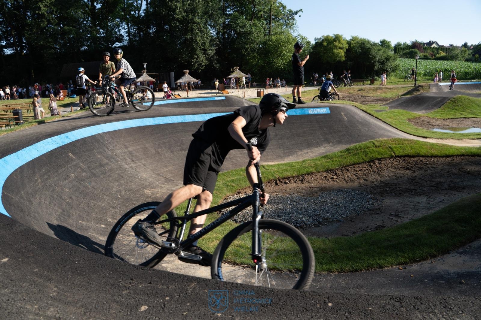 Zdjęcie w galerii na portalu naszraciborz.pl: Ride the Flow! Oficjalnie otwarto nowy pumptrack w Kornicach [FOTO i WIDEO] wiadomości z regionu