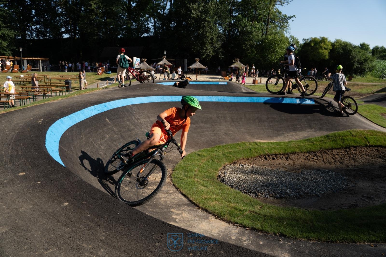 Zdjęcie w galerii na portalu naszraciborz.pl: Ride the Flow! Oficjalnie otwarto nowy pumptrack w Kornicach [FOTO i WIDEO] wiadomości z regionu