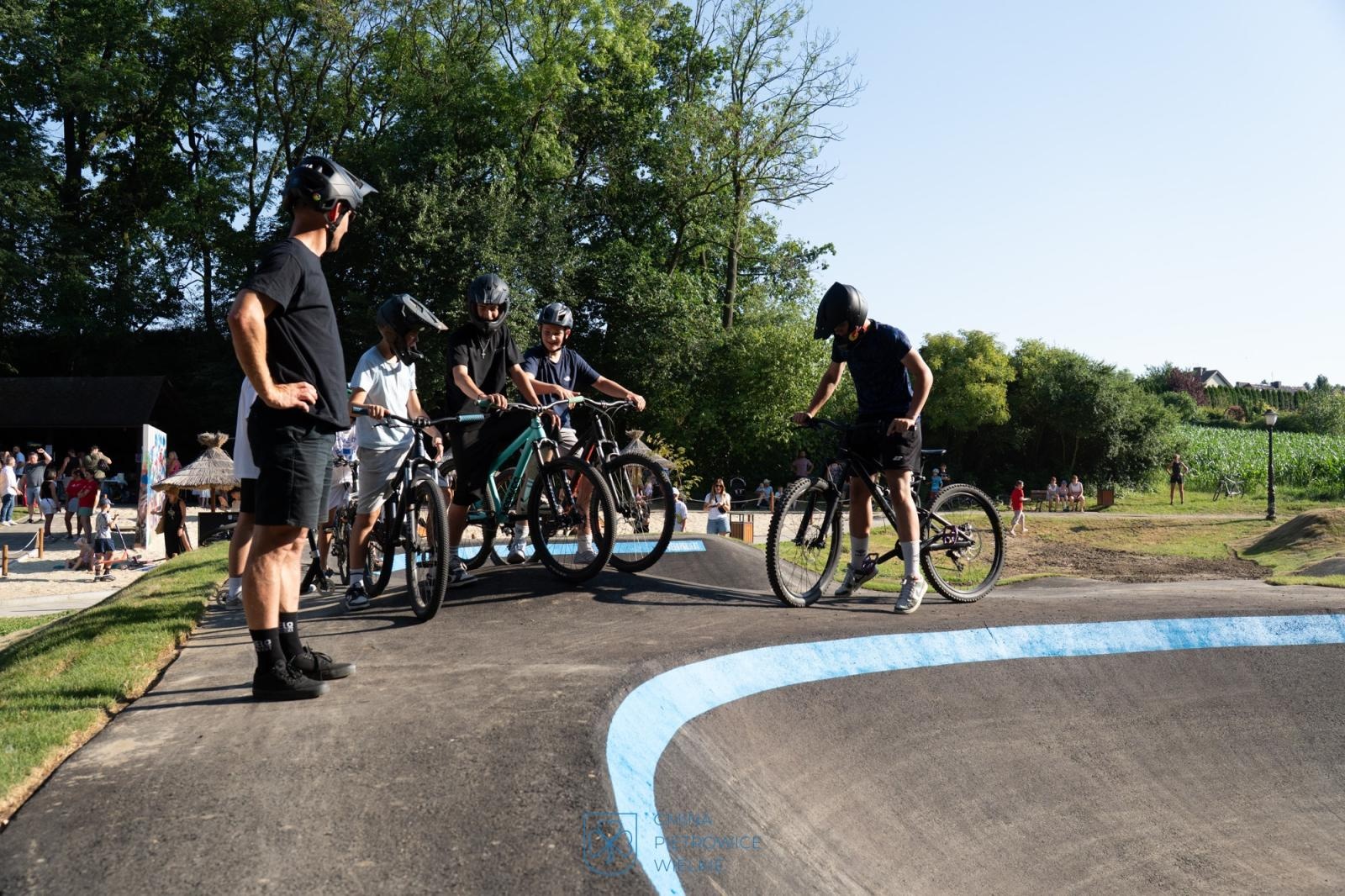 Zdjęcie w galerii na portalu naszraciborz.pl: Ride the Flow! Oficjalnie otwarto nowy pumptrack w Kornicach [FOTO i WIDEO] wiadomości z regionu