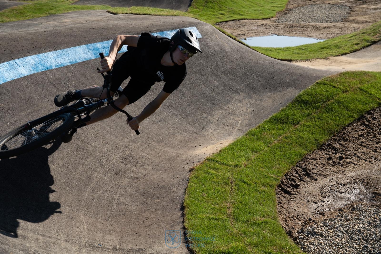 Zdjęcie w galerii na portalu naszraciborz.pl: Ride the Flow! Oficjalnie otwarto nowy pumptrack w Kornicach [FOTO i WIDEO] wiadomości z regionu