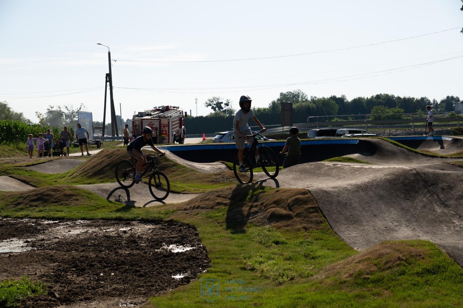 Zdjęcie w galerii na portalu naszraciborz.pl: Ride the Flow! Oficjalnie otwarto nowy pumptrack w Kornicach [FOTO i WIDEO] wiadomości z regionu