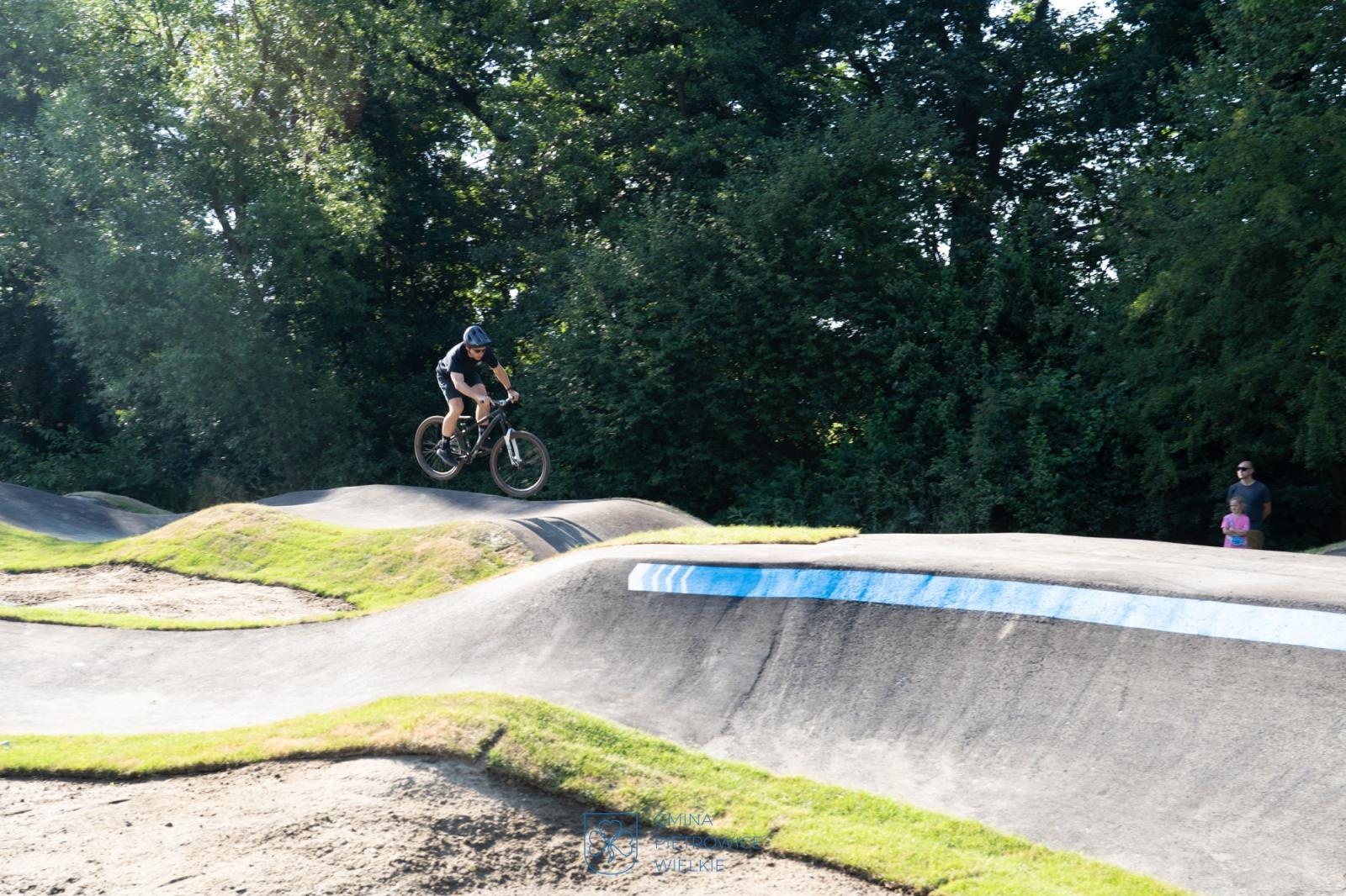 Zdjęcie w galerii na portalu naszraciborz.pl: Ride the Flow! Oficjalnie otwarto nowy pumptrack w Kornicach [FOTO i WIDEO] wiadomości z regionu